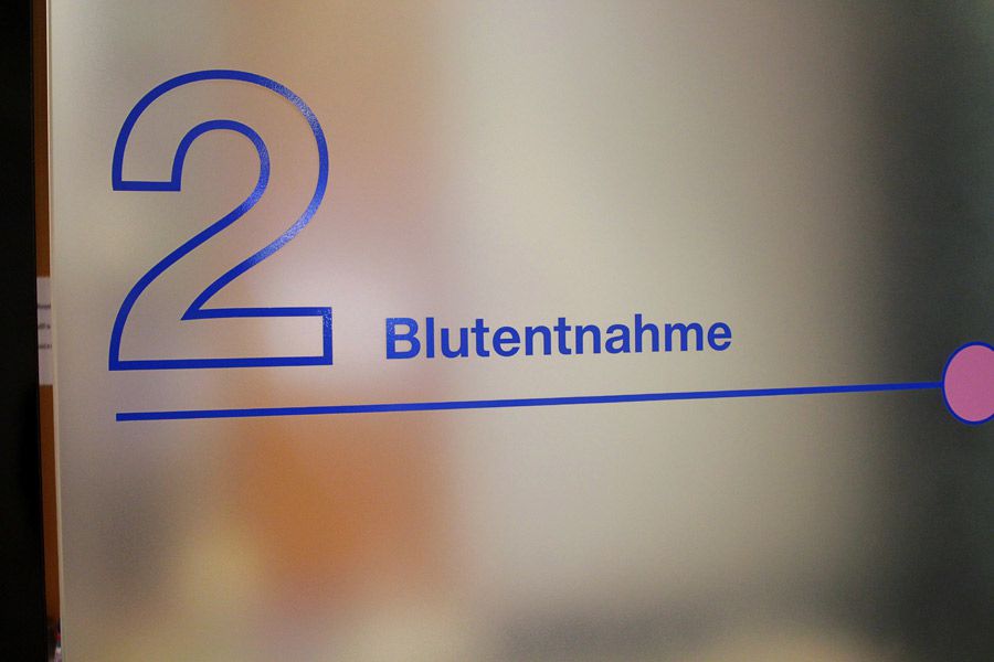 Foto: Tür zum Blutentnahmeraum